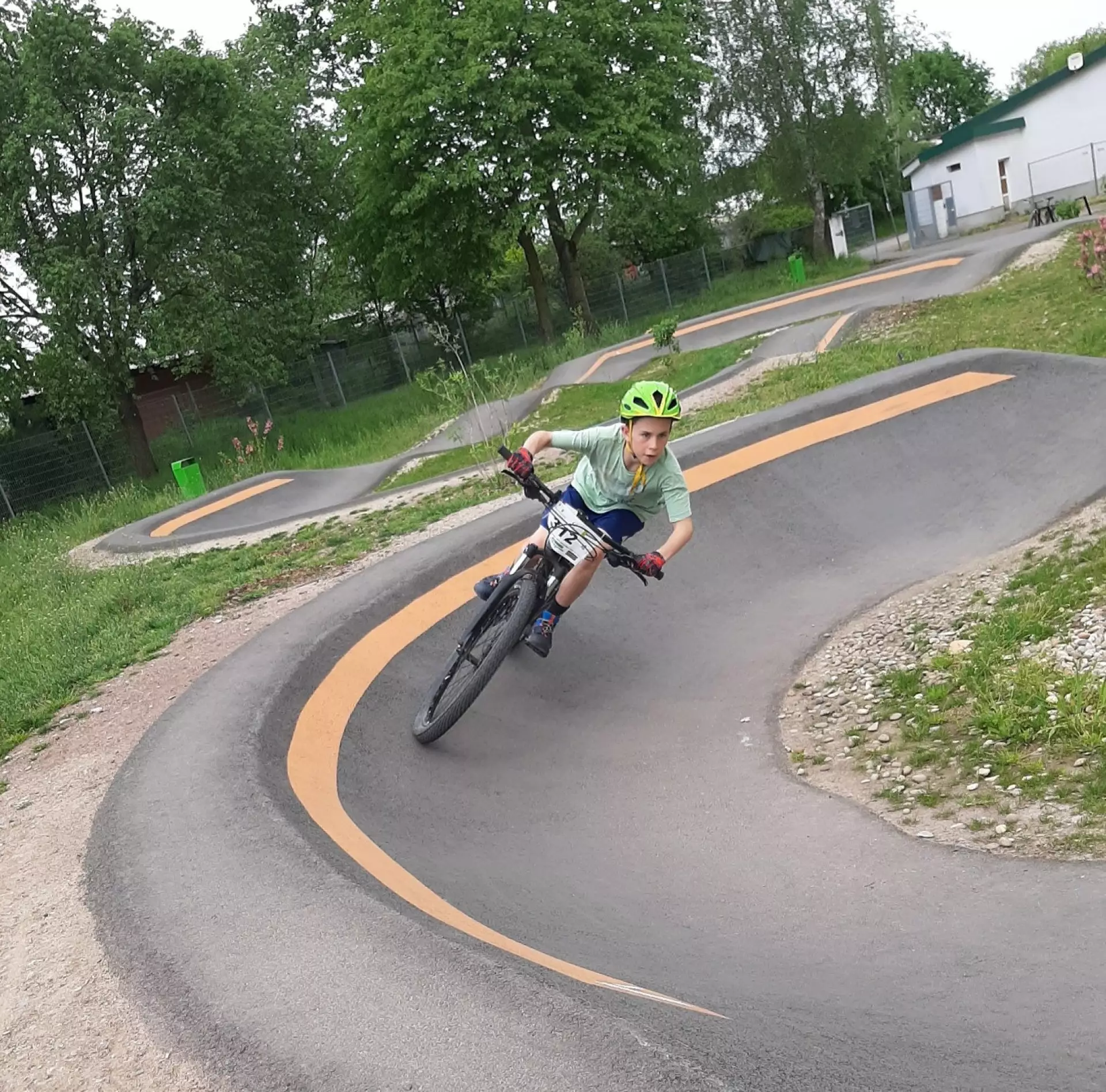 Kind mit Bike in einer Kurve im Pumptrack