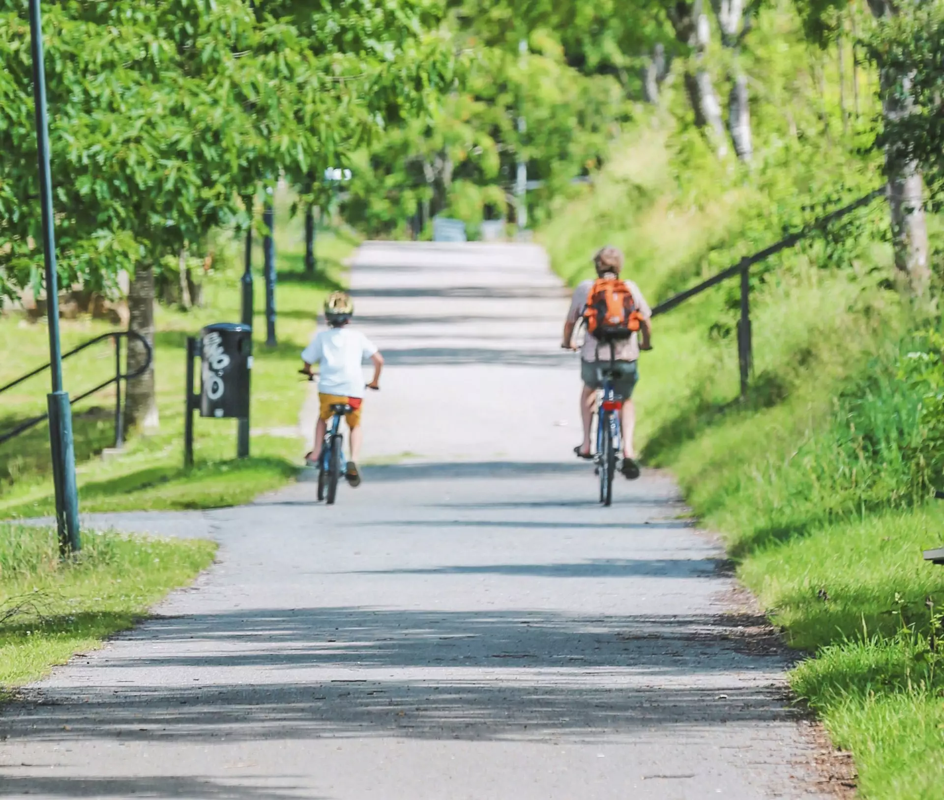 Zwei Radfahrer fahren nebeneinander auf einem Radweg