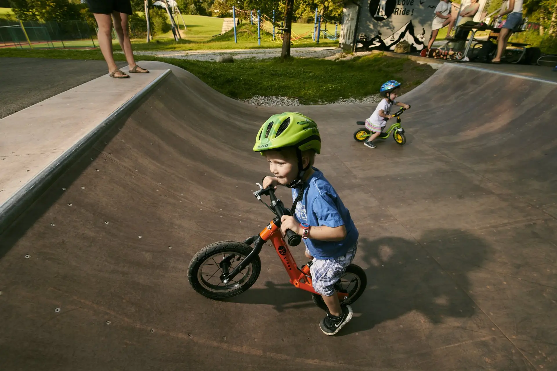 Kind mit Bike im Scooterloop
