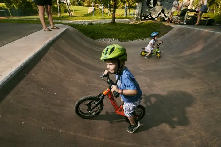Kind rollt mit Bike auf Scooterloop